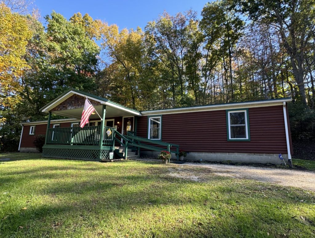 2 Bobcat Cabin comfortably sleeps 14 guests Located centrally in Hocking Hills OH
