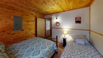 Hawk's Nest Cabin 32